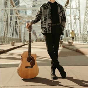 Zara Men’s Basic Black Long Sleeve Shirt (Medium)